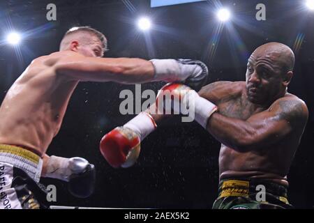 10 Dezember 2019, Österreich, zu gehen: Die deutschen Boxer Alem Begic (l) und John Rene kämpfen für die IBO internationalen Titel im Halbschwergewicht an der Nächstenliebe Fight Night in der Wellness Hotel tanglwirt" in der Nähe von Kitzbühel. Der Erlös geht an die "Hommage an Bambi gespendet werden - Kleine Helden e.V. Stiftung". Foto: Ursula Düren/dpa Stockfoto