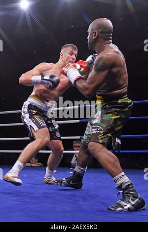 10 Dezember 2019, Österreich, zu gehen: Die deutschen Boxer Alem Begic (l) und John Rene kämpfen für die IBO internationalen Titel im Halbschwergewicht an der Nächstenliebe Fight Night in der Wellness Hotel tanglwirt" in der Nähe von Kitzbühel. Der Erlös geht an die "Hommage an Bambi gespendet werden - Kleine Helden e.V. Stiftung". Foto: Ursula Düren/dpa Stockfoto