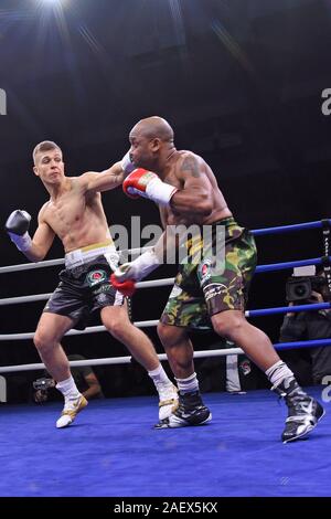 10 Dezember 2019, Österreich, zu gehen: Die deutschen Boxer Alem Begic (l) und John Rene kämpfen für die IBO internationalen Titel im Halbschwergewicht an der Nächstenliebe Fight Night in der Wellness Hotel tanglwirt" in der Nähe von Kitzbühel. Der Erlös geht an die "Hommage an Bambi gespendet werden - Kleine Helden e.V. Stiftung". Foto: Ursula Düren/dpa Stockfoto