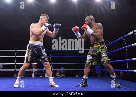 10 Dezember 2019, Österreich, zu gehen: Die deutschen Boxer Alem Begic (l) und John Rene kämpfen für die IBO internationalen Titel im Halbschwergewicht an der Nächstenliebe Fight Night in der Wellness Hotel tanglwirt" in der Nähe von Kitzbühel. Der Erlös geht an die "Hommage an Bambi gespendet werden - Kleine Helden e.V. Stiftung". Foto: Ursula Düren/dpa Stockfoto