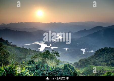 Siehe Panoramafotos von erstaunlichen Ökosystems der Ta Mist See mit wundervollen Form der Hügel rund um den See in der Provinz Dak Nong, Vietnam Stockfoto