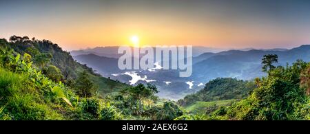 Siehe Panoramafotos von erstaunlichen Ökosystems der Ta Mist See mit wundervollen Form der Hügel rund um den See in der Provinz Dak Nong, Vietnam Stockfoto