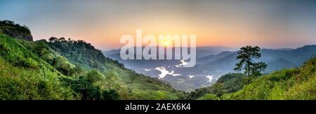 Siehe Panoramafotos von erstaunlichen Ökosystems der Ta Mist See mit wundervollen Form der Hügel rund um den See in der Provinz Dak Nong, Vietnam Stockfoto