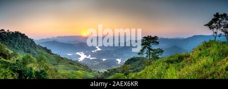 Siehe Panoramafotos von erstaunlichen Ökosystems der Ta Mist See mit wundervollen Form der Hügel rund um den See in der Provinz Dak Nong, Vietnam Stockfoto