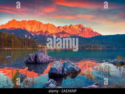 Farbenfrohe Sommer Szene auf dem Eibsee in den deutschen Alpen. Deutschlands höchster Berg Zugspitze 2 962 m, und die Bergrücken der l in Rot lackiert Stockfoto