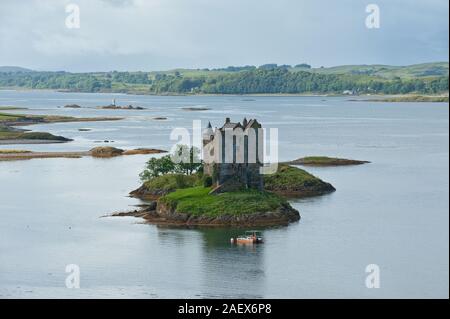 Stalker Burg auf einer kleinen Insel im Loch Laich, der Gezeiten. Ein Einlass des Loch Linnhe. West Highlands, Schottland Stockfoto