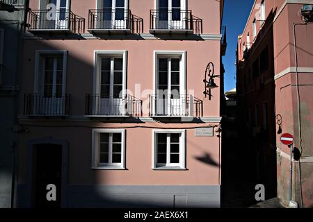 Altbau Fassade im Burgviertel in Cagliari, Sardinien (Italien) Stockfoto