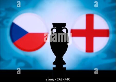 Tschechische Republik vs England, Euro nationale Flaggen und Fußball Trophäe Silhouette. Hintergrund für das Fußballspiel, Gruppe D, London, 23. Juni 2020. Stockfoto