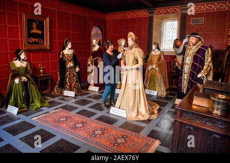 Lebensgroße Puppen der sechs Frauen von König Henry VIII werden sanft gebürstet und als Teil der Reinigung und Instandhaltung von Ausstellungen im Schloss Sudeley in Winchcombe, Gloucestershire gereinigt. Katherine Parr, den letzten und den Überlebenden Frau von König Heinrich VIII., lebte, starb und befindet sich auf dem Gelände der Burg begraben. Stockfoto