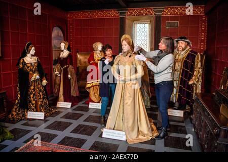 Lebensgroße Puppen der sechs Frauen von König Henry VIII werden sanft gebürstet und als Teil der Reinigung und Instandhaltung von Ausstellungen im Schloss Sudeley in Winchcombe, Gloucestershire gereinigt. Katherine Parr, den letzten und den Überlebenden Frau von König Heinrich VIII., lebte, starb und befindet sich auf dem Gelände der Burg begraben. Stockfoto