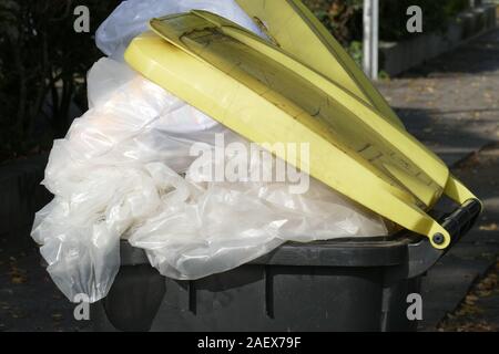 Gelbe Tonne für plastik Müll, Gelber Sack, Deutschland, Europa Stockfoto