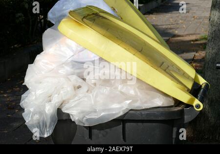 Gelbe Tonne für plastik Müll, Gelber Sack, Deutschland, Europa Stockfoto