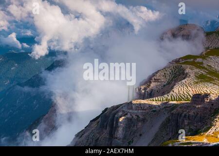 Foggy Sommer Szene im Nationalpark Drei Zinnen von Lavaredo. Dolomiten, Südtirol. Lage Auronzo, Italien, Europa. Stockfoto