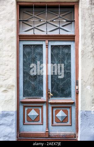 Holz- schön gefärbte und verzierte alte Tür in Tallinn, Estland. Stockfoto