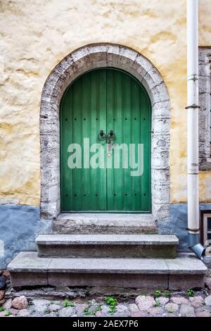 Holz- schön gefärbte und verzierte alte Tür in Tallinn, Estland. Stockfoto