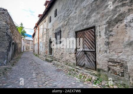 Holz- schön gefärbte und verzierte alte Tür in Tallinn, Estland. Stockfoto