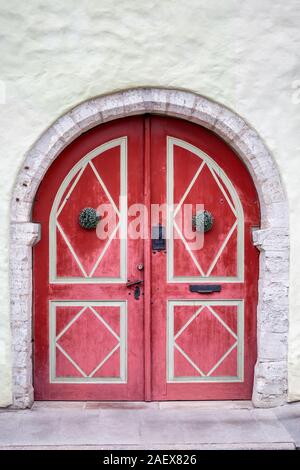 Holz- schön gefärbte und verzierte alte Tür in Tallinn, Estland. Stockfoto