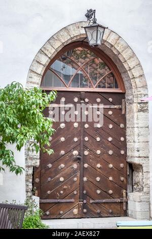 Holz- schön gefärbte und verzierte alte Tür in Tallinn, Estland. Stockfoto