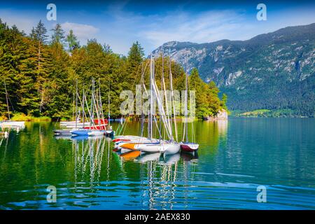 Sonnigen Sommer Szene auf dem Bohinjer See mit Booten und Yachten, Triglav Nationalpark, die Julischen Alpen, Slowenien Stockfoto