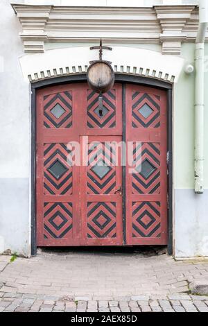 Holz- schön gefärbte und verzierte alte Tür in Tallinn, Estland. Stockfoto