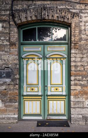 Holz- schön gefärbte und verzierte alte Tür in Tallinn, Estland. Stockfoto