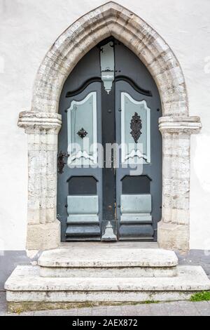 Holz- schön gefärbte und verzierte alte Tür in Tallinn, Estland. Stockfoto