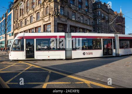 Edinburgh Tram Drehen auf den Princes Street South St. Andrew Street in Edinburgh, Schottland, Großbritannien Stockfoto