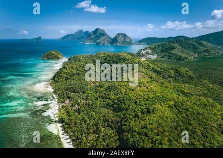 El Nido, Palawan, Philippinen. Panoramablick auf das Luftbild von exotischen tropischen Bacuit Archipel Küste mit wunderschönen Inseln, blauen Lagunen und Palm Stockfoto