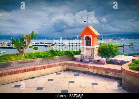 Eine kleine Kapelle in der Nähe des Hafens von Santa Maria Maggiore in der Altstadt von Milazzo, Sizilien, Italien, Mediterrhenian Meer, Europa. Stockfoto