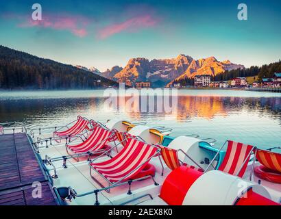 Farbenfrohe Sommer Szene am See Misurina, in Italien Alpen, die Drei Zinnen, Dolomiten, Europa. Instagram Muskelaufbau. Stockfoto