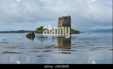 Stalker Burg auf einer kleinen Insel im Loch Laich, der Gezeiten. Ein Einlass des Loch Linnhe. West Highlands, Schottland Stockfoto