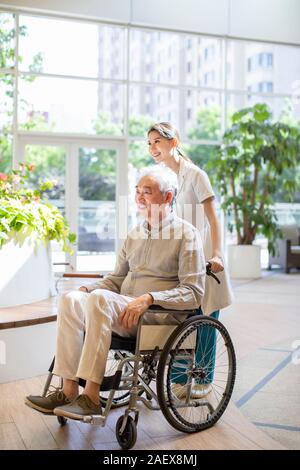 Junger Arzt die Betreuung der älteren Menschen Stockfoto