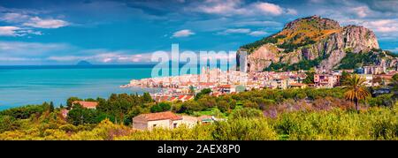 Sonnigen morgen Szene der Stadt am Meer mit Piazza del Duomo Cefalu, Sizilien, Italien, Mittelmeer, Europa. Stockfoto