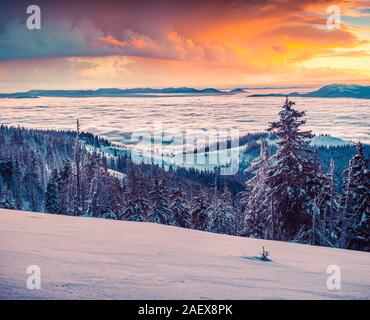Dramatische winter Sonnenuntergang in den nebligen Berge. Instagram Muskelaufbau. Stockfoto