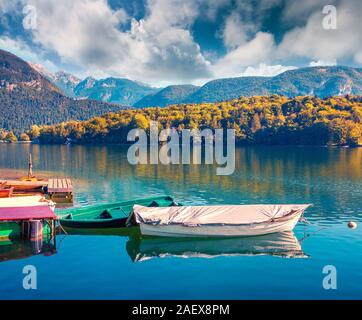 Farbenfrohe Sommer morgen auf der Bohinjer See mit Booten, Triglav Nationalpark, die Julischen Alpen, Slowenien Stockfoto