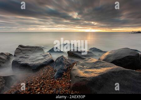 Sonnenuntergang auf Shoreham Strand in West Sussex, England. Stockfoto