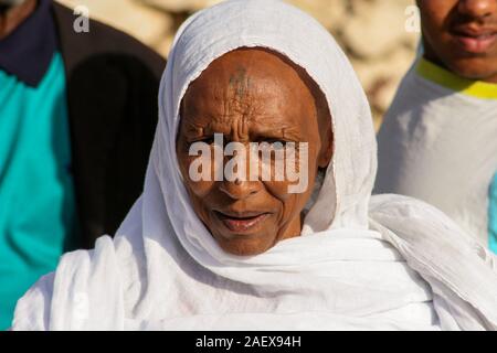 Eritreische koptisch-christliche alte Frau am Stadtrand von Asmara. Stockfoto