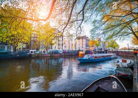 Feder Szene in Amsterdam City. Touren mit dem Boot auf dem berühmten niederländischen Grachten. Bunte Abend Landschaft in Niederlande, Europa. Stockfoto