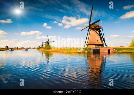 Szene Sommer in der berühmten kinderdijk Kanal mit Windmühlen. Alt-niederländischen Dorfs Kinderdijk, UNESCO-Weltkulturerbe. Niederlande, Europa. Stockfoto