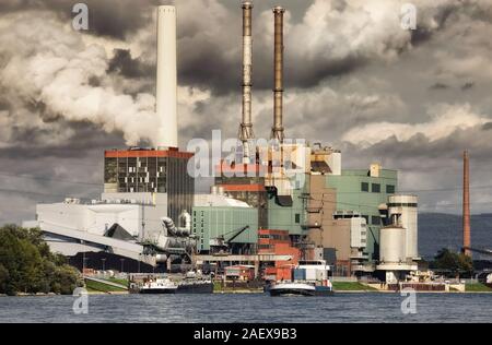 Großes Kraftwerk ausblasen Dampf- und erscheinen am Himmel zu verschmutzen Stockfoto