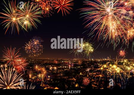 Ganze Stadt feiert das neue Jahr oder nationale Veranstaltung mit fantastischen bunten Feuerwerk, Copyspace auf den Nachthimmel. Stockfoto