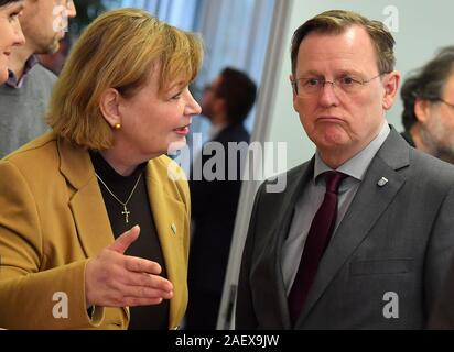 11 Dezember 2019, Thüringen, Erfurt: Martina Schweinsburg (CDU), Präsident des Thüringer County Council und Landrat des Landkreises Greiz County Council, und Bodo Ramelow (Die Linke), Ministerpräsident von Thüringen, sprechen miteinander im County Versammlung der Thüringer County Council. Im kommenden Jahr wird die Gemeindeversammlung wird die Nachfrage zusätzlich 100 Millionen Euro aus der Staatskasse für Landkreise, Städte und Gemeinden. Die Thüringer County Council ist der freiwillige Zusammenschluss der 17 Landkreise im Freistaat Thüringen. Foto: Martin Schutt/dpa-Zentra Stockfoto