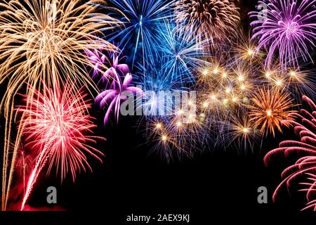 Herrlich bunten Feuerwerk auf schwarzem Hintergrund angezeigt, mit Copyspace Stockfoto