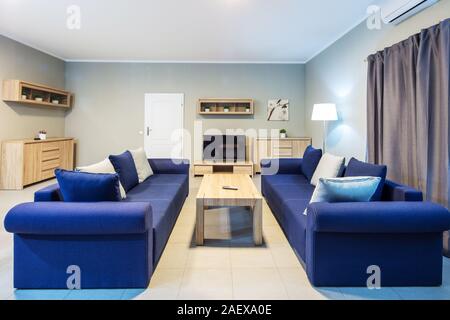 Wohnzimmer mit Sofas und einem Couchtisch. Stockfoto