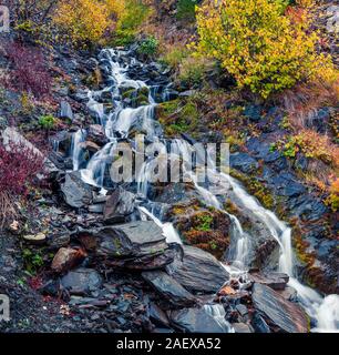 Bunte Herbst morgen mit reinem Wasser Wasserfall im Kaukasus. Schöne outdoor Szene in Uppe Swanetien, Ushguli Dorf, Georgien, Eu Stockfoto