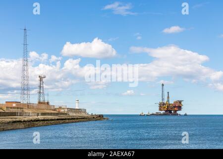 Stillgelegte Brent Bravo Ölplattform, die in die Fluss-Tees-Fluss-Fluss-Estuary geschleppt wird, wo sie abgebaut wird. Middlesborough, England, 20. Juni 2019. Stockfoto