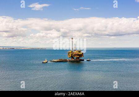 Stillgelegte Ölplattform Brent Bravo wird in Richtung der Flussmündung des Tees geschleppt, wo sie abgebaut wird. Middlesborough, England, 20. Juni 2019 Stockfoto