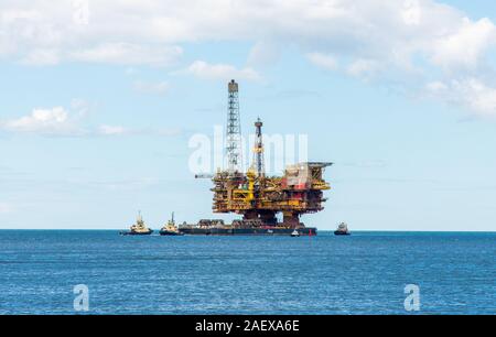 Stillgelegte Ölplattform Brent Bravo wird in Richtung der Flussmündung des Tees geschleppt, wo sie abgebaut wird. Middlesborough, England, 20. Juni 2019 Stockfoto