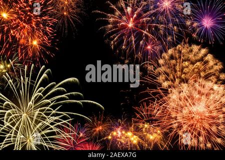 Fantastisch bunten Feuerwerk am schwarzen Nachthimmel Stockfoto