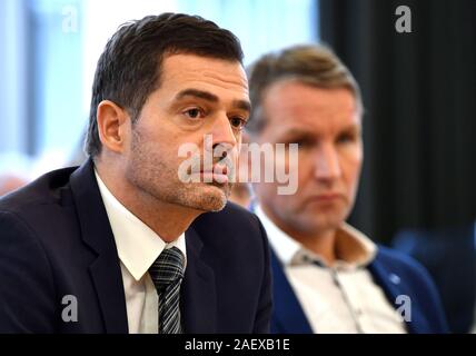 11 Dezember 2019, Thüringen, Erfurt: Mike Mohring (l), der CDU-Fraktionsvorsitzende im Thüringer Landtag, und Björn Höcke (r), die AfD Fraktionschef nebeneinander sitzen im Kreistag des Thüringer Landtags. Im kommenden Jahr wird die Gemeindeversammlung wird die Nachfrage zusätzlich 100 Millionen Euro aus der Staatskasse für Landkreise, Städte und Gemeinden. Die Thüringer County Council ist der freiwillige Zusammenschluss der 17 Landkreise im Freistaat Thüringen. Foto: Martin Schutt/dpa-Zentralbild/dpa Stockfoto